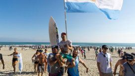 El ritual del surf en la playa: el equipo argentino lo levantó en andas y Santi disfrutó con la bandera y el dale campeón tronó en Tahara El ritual del surf en la playa: el equipo argentino lo levantó en andas y Santi disfrutó con la bandera y el dale campeón tronó en Tahara