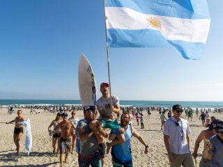 El ritual del surf en la playa: el equipo argentino lo levantó en andas y Santi disfrutó con la bandera y el dale campeón tronó en Tahara El ritual del surf en la playa: el equipo argentino lo levantó en andas y Santi disfrutó con la bandera y el dale campeón tronó en Tahara