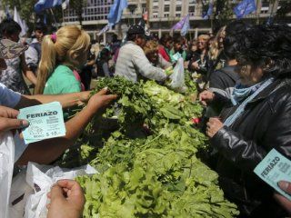 acorralados por la crisis, productores rematan frutas y verduras a $10 el kilo acorralados por la crisis, productores rematan frutas y verduras a $10 el kilo