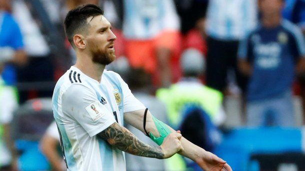 Una de las últimas imágenes de Lionel Messi con la cinta de capitán de la Selección argentina<br>