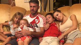 Evangelina Anderson con Demichelis mirando el partido. Evangelina Anderson con Demichelis mirando el partido.