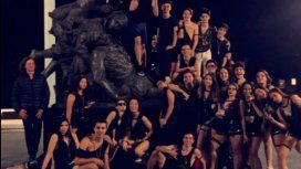 Descontrol y fiesta: estudiantes del colegio Santa Ana armaron un boliche en el monumento a los policías caídos Descontrol y fiesta: estudiantes del colegio Santa Ana armaron un boliche en el monumento a los policías caídos