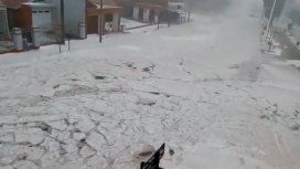 Ríos de granizo y agua en las calles de una pequeña localidad cordobesa Ríos de granizo y agua en las calles de una pequeña localidad cordobesa