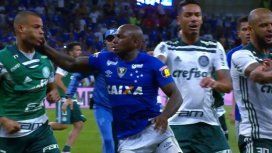 Sassá le pegó un piñazo a Mayke Sassá le pegó un piñazo a Mayke