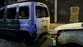 Quemacoches destrozaron un auto acusándolo de ser un Uber Quemacoches destrozaron un auto acusándolo de ser un Uber