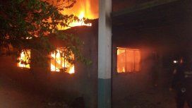 Confirman que fue intencional el incendio en la escuela de Moreno Confirman que fue intencional el incendio en la escuela de Moreno