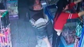 El sujeto aprovechó el descuido de la trabajadora para acosarla El sujeto aprovechó el descuido de la trabajadora para acosarla