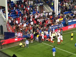 Una tribuna se desplomó en medio del festejo por el gol de Banega Una tribuna se desplomó en medio del festejo por el gol de Banega