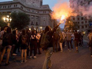 barcelona: la policia reprimio a manifestantes a un ano del referendum por la independencia de cataluna barcelona: la policia reprimio a manifestantes a un ano del referendum por la independencia de cataluna