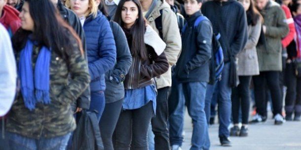 Cola para buscar trabajo - Crédito: @laochoam830