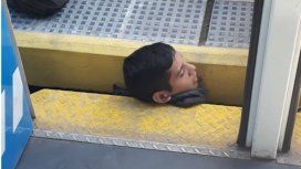 Un chico quedó atrapado entre la estación y el tren Un chico quedó atrapado entre la estación y el tren