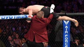 Khabib, sacado tras retener el cinturón Khabib, sacado tras retener el cinturón