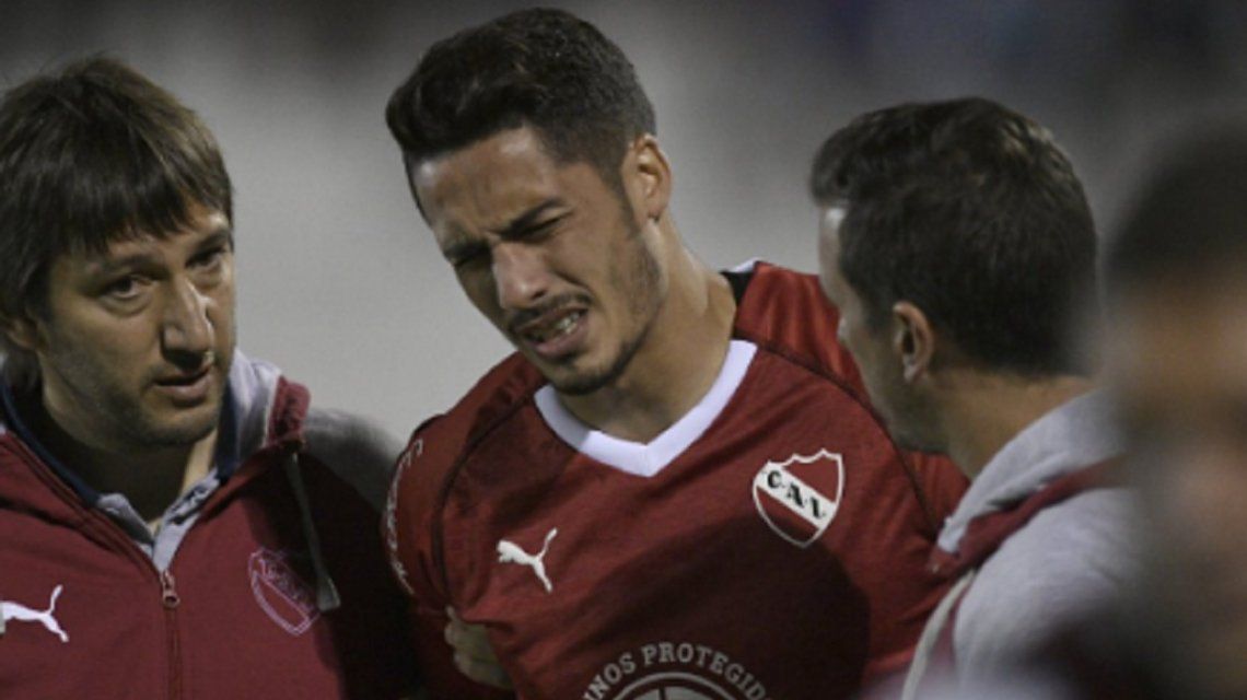 El joven defensor se retiró con mucho dolor (foto: Independiente)