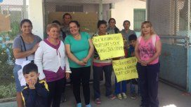 Moreno: padres toman la escuela para que reincorporen a los docentes que hicieron una fiesta Moreno: padres toman la escuela para que reincorporen a los docentes que hicieron una fiesta