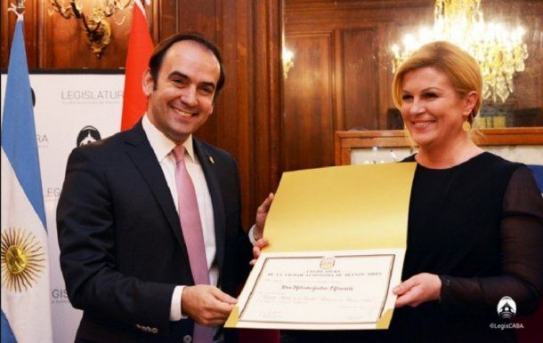 La presidenta de Croacia, Korlinda Grabar Kitarovic distinguida como Visitante Ilustre.