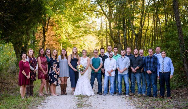 Los amigos de la pareja se reunieron para acompaÃ±ar a la novia