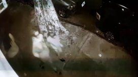 Así caminaba la mujer con la nena de 10 años antes de matarla Así caminaba la mujer con la nena de 10 años antes de matarla