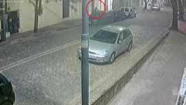 La mujer lleva a su hija al hueco de dos autos La mujer lleva a su hija al hueco de dos autos