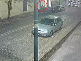 La mujer lleva a su hija al hueco de dos autos La mujer lleva a su hija al hueco de dos autos
