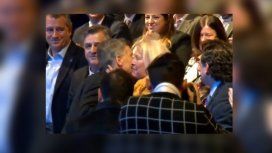 El saludo frío entre Macri y Carrió en un acto público en el Centro Cultural Kirchner El saludo frío entre Macri y Carrió en un acto público en el Centro Cultural Kirchner