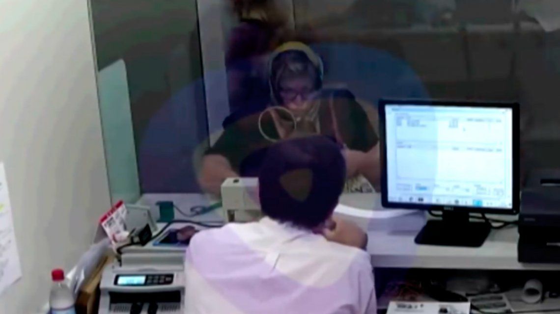 Se disfrazó de la mujer que cuidaba, sacó un crédito y retiró la plata del banco Se disfrazó de la mujer que cuidaba, sacó un crédito y retiró la plata del banco