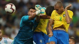 Miranda conectó el cabezazo con el que Brasil le ganó a la Argentina Miranda conectó el cabezazo con el que Brasil le ganó a la Argentina