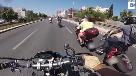 VIDEO: Una mujer en bikini y sin casco chocó con otra moto y cayó al pavimento VIDEO: Una mujer en bikini y sin casco chocó con otra moto y cayó al pavimento
