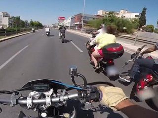 video: una mujer en bikini y sin casco choco con otra moto y cayo al pavimento video: una mujer en bikini y sin casco choco con otra moto y cayo al pavimento