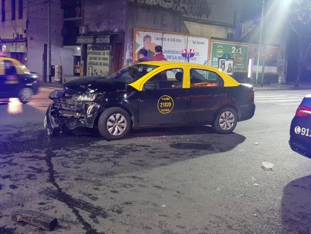 Choque entre un taxi y una ambulancia en Constitución - Crédito: @marianoemartin