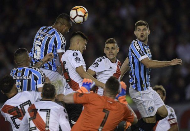 La mala salida de Armani en el gol de Gremio<br>