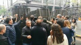 Diputados kirchneristas impidieron el avance de un camión hidrante sobre los manifestantes Diputados kirchneristas impidieron el avance de un camión hidrante sobre los manifestantes