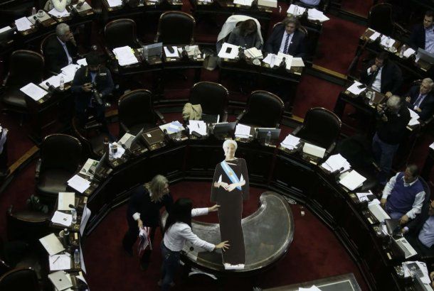 Lagarde, presente en espíritu -y en cartón- durante la sesión en Diputados