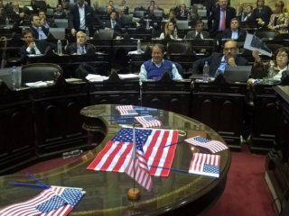 Repartieron banderas de los Estados Unidos a modo de protesta Repartieron banderas de los Estados Unidos a modo de protesta