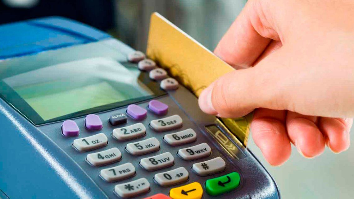 Efecto recesión: la gente utiliza más la tarjeta de crédito pero gasta mucho menos