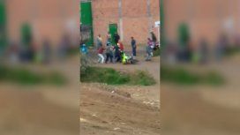 Empezó como un ataque aislado y pronto se reunieron cientos de personas para pegarle a tres hombres Empezó como un ataque aislado y pronto se reunieron cientos de personas para pegarle a tres hombres