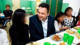 Un intendente de Cambiemos fue a almorzar a un colegio y comió mejor que los chicos Un intendente de Cambiemos fue a almorzar a un colegio y comió mejor que los chicos