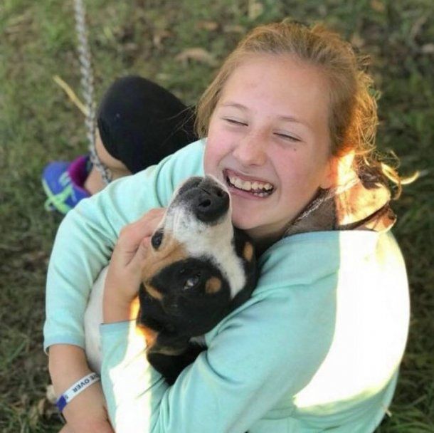 Jennarae Goodbar con otro perro, también miembro de la familia. Foto: Tabby Goodbar.