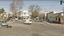 Hacía piruetas con su moto y se mató al chocar contra un auto estacionado Hacía piruetas con su moto y se mató al chocar contra un auto estacionado