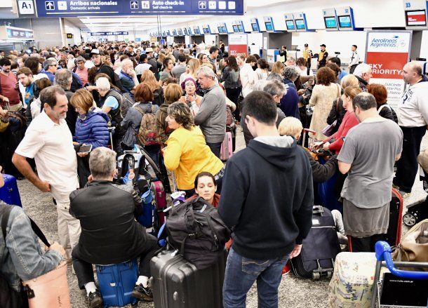 Miles de pasajeros quedaron varados en los aeropuertos de todo el país tras la cancelación de 155 vuelos de Aerolíneas Argeninas