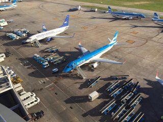 La flota de Aerolíneas Argentinas paralizada en Aeroparque. La flota de Aerolíneas Argentinas paralizada en Aeroparque.