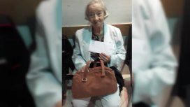 Tiene 97 años y hace dos días que no puede viajar a Corrientes por el conflicto de Aerolíneas Argentinas Tiene 97 años y hace dos días que no puede viajar a Corrientes por el conflicto de Aerolíneas Argentinas