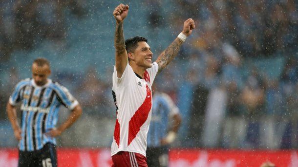 Enzo Pérez alza las manos tras el épico triunfo en el Arena do Gremio<br>