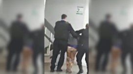 La mujer fue arrastrada por dos policías tras morder a una médica La mujer fue arrastrada por dos policías tras morder a una médica