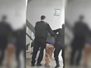 La mujer fue arrastrada por dos policías tras morder a una médica La mujer fue arrastrada por dos policías tras morder a una médica