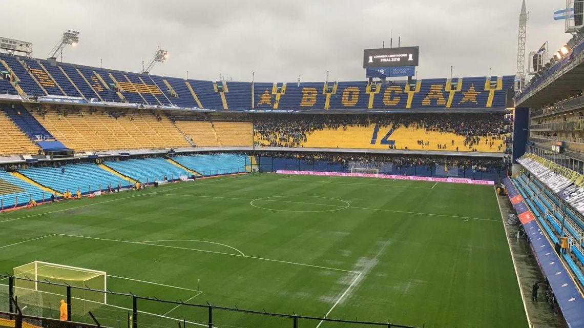 Bombonera: las banderas de Boca están media asta por la muerte de los hinchas en Lobos