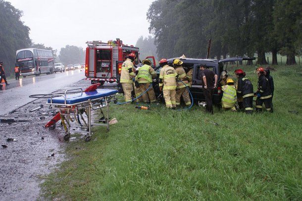 Bomberos de Lobos rescataron los cuerpos de las vÃ­ctimas y al herido de gravedad<br>