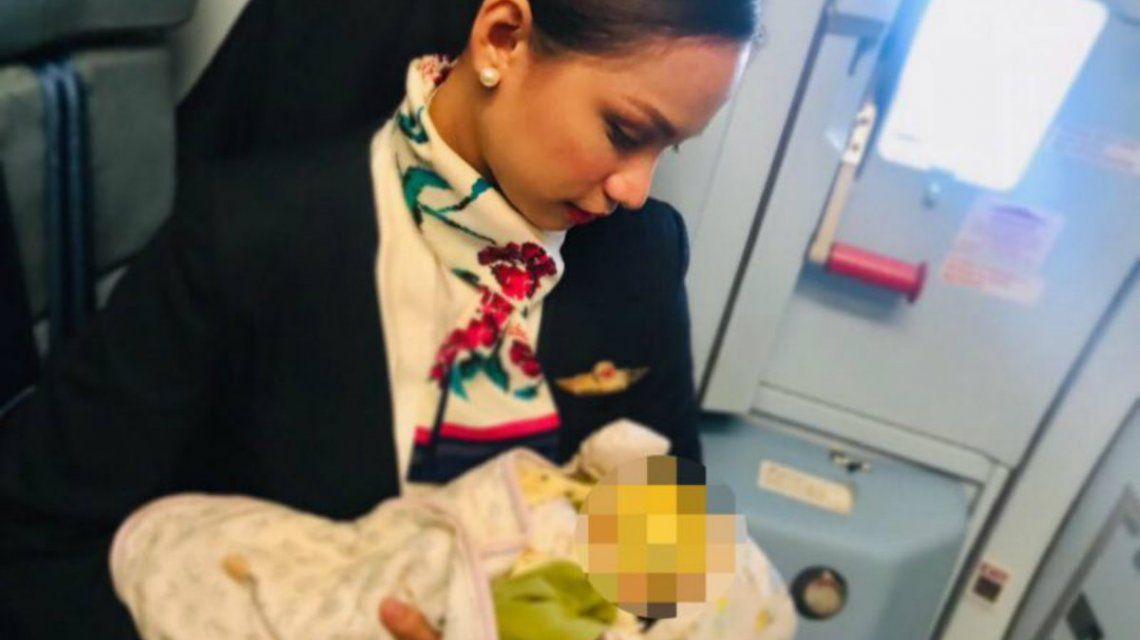 Patrisha Organo alimentó a la bebé de una pasajera durante un vuelo Patrisha Organo alimentó a la bebé de una pasajera durante un vuelo