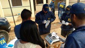 Personal de la Policía Federal pesando los 73 kilos hallados en una camioneta en Salta. Foto archivo. Personal de la Policía Federal pesando los 73 kilos hallados en una camioneta en Salta. Foto archivo.