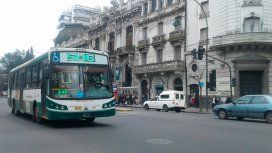 El hombre circulaba en bicicleta cuando el colectivo lo embistió de atrás. Pelea por su vida. El hombre circulaba en bicicleta cuando el colectivo lo embistió de atrás. Pelea por su vida.