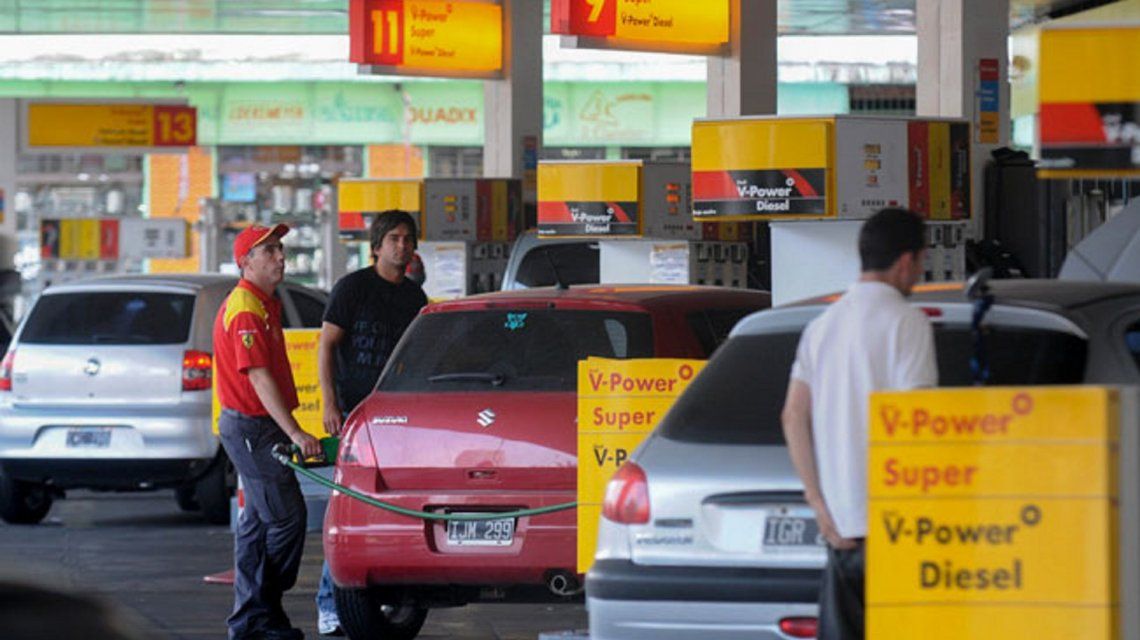 Tras la medida de YPF, Shell también baja el precio de la nafta
